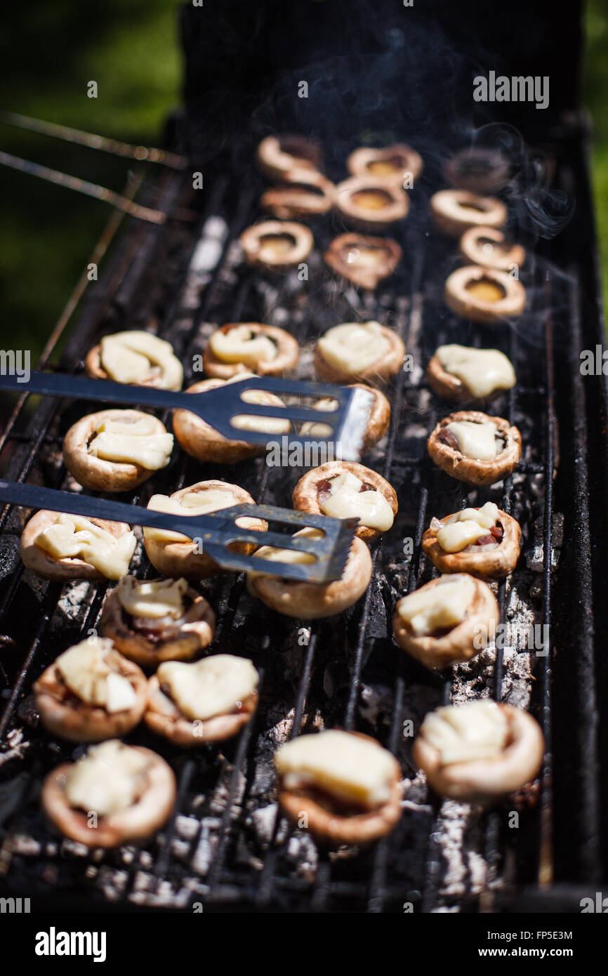 Champignon champignons grillées sur barbecue ou grill à vapeur Alamy