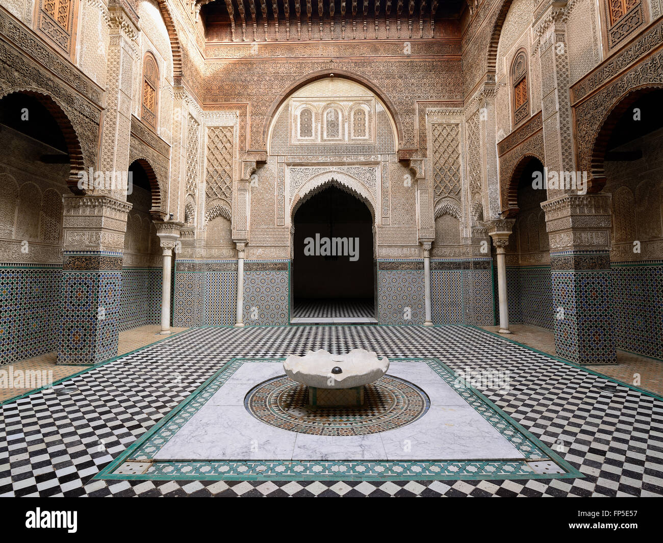 Fes, MAROC - 30 NOVEMBRE : l'intérieur de la mosquée Al-Qarawiyyin. Fez le 30 novembre, 2015 Banque D'Images