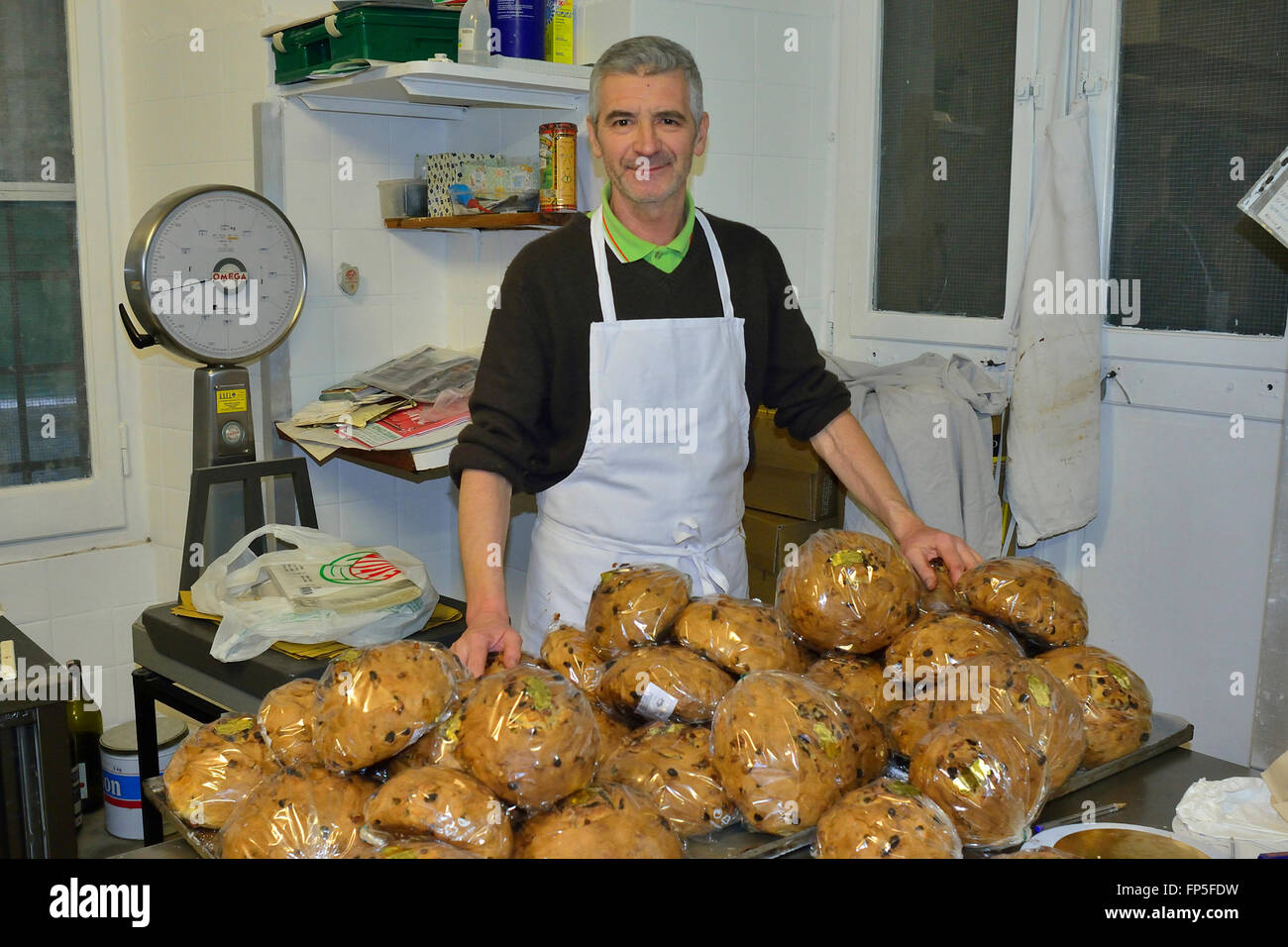 Friendly Baker avec Pandolce à Bianchi Pasticceria à Levanto, La Spezia, Italie, Europe, Ligury Banque D'Images