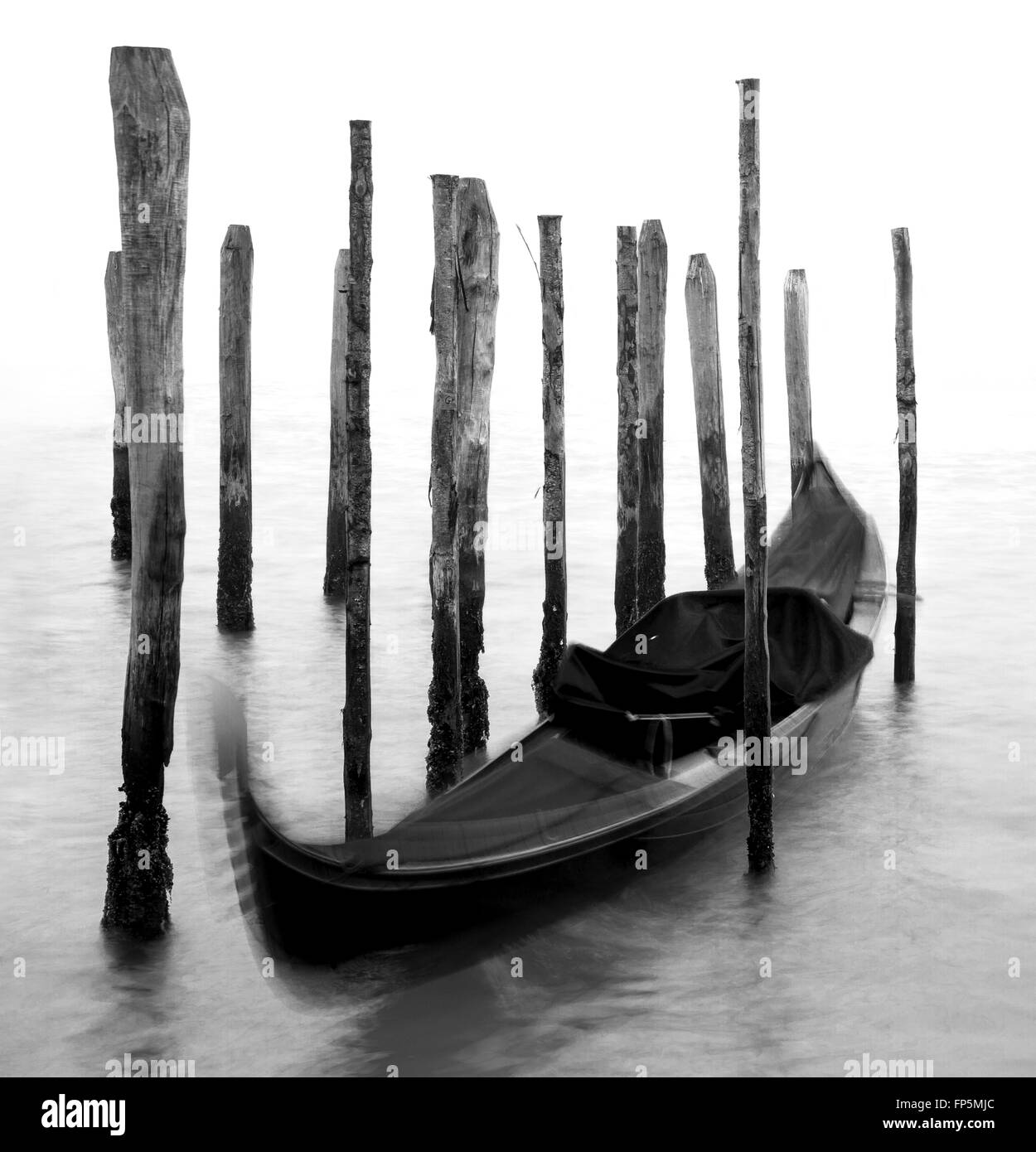Dans la gondole du bassin de Saint Marc pendant un jour brumeux, Venise, Venezia , Vénétie, Italia, Italie Banque D'Images