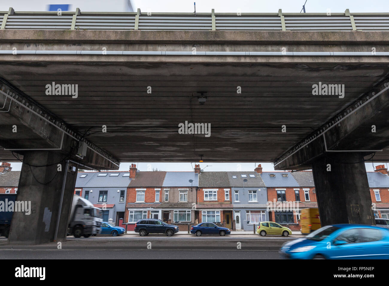 Logement en terrasses urbaines à côté de routes très fréquentées. La concentration élevée de l'autoroute M4 au-dessus de la route A4 et à côté de maisons de Brentford, London, England, UK Banque D'Images