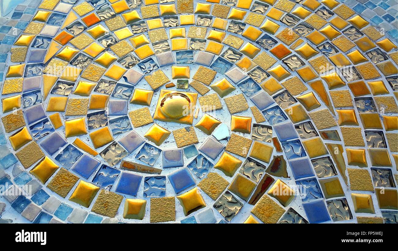 Sol en mosaïque d'or motif spirale Banque D'Images