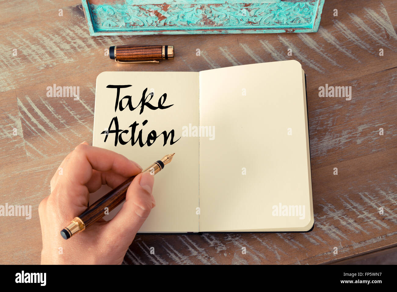 Effet rétro aux couleurs et image d'une femme d'écrire une note à la main avec un stylo sur un ordinateur portable. Texte manuscrit d'Agir en tant que concept de droit des affaires Banque D'Images