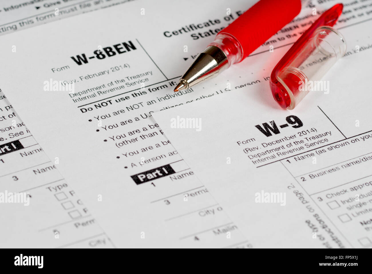Les formulaires de déclaration d'impôt avec ouvert stylo rouge Banque D'Images