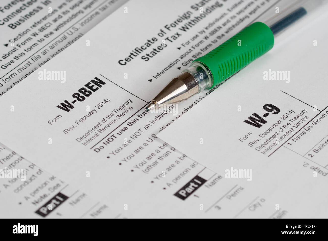 Les formulaires de déclaration d'impôt avec stylo vert ouvert Banque D'Images
