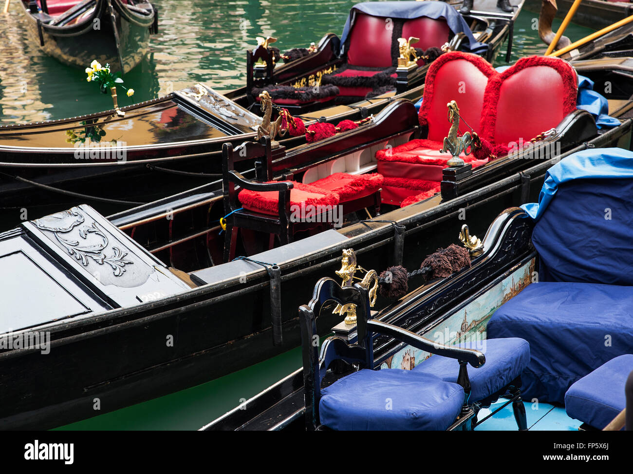 Gondole richement orné de détails, Venise, Italie Banque D'Images