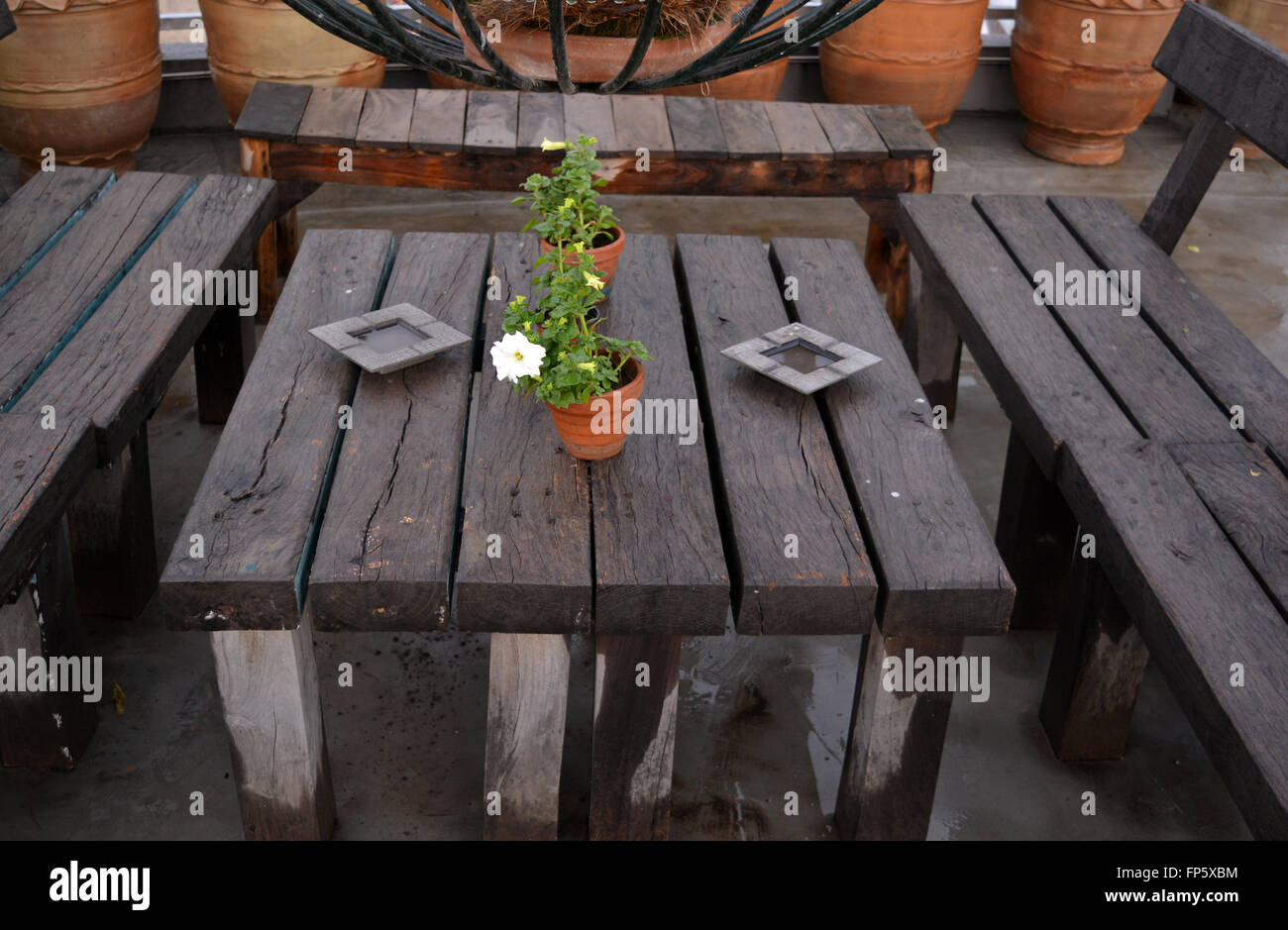 Banc et table en bois de style ancien. Banque D'Images