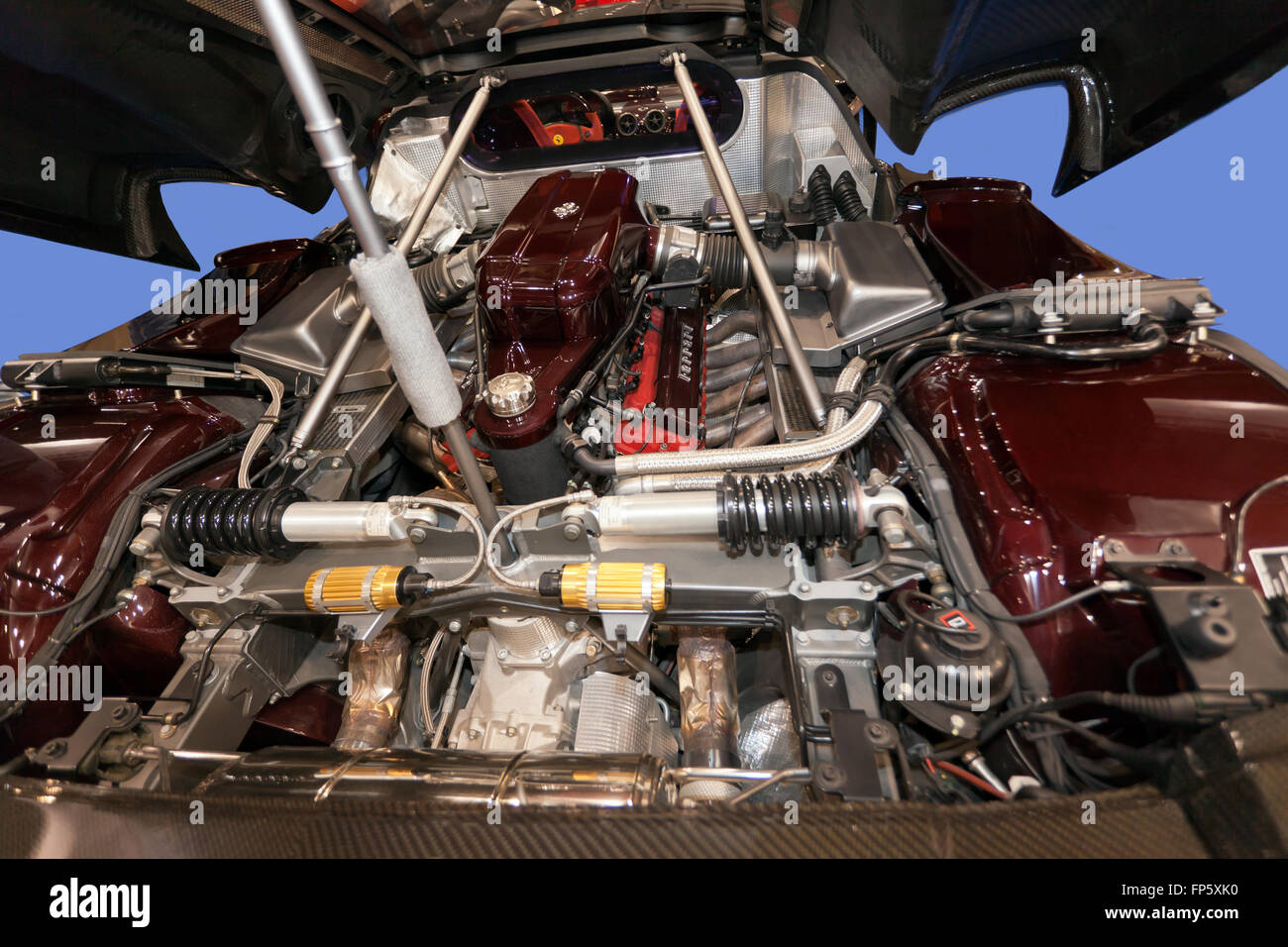 Gros Plan Du Moteur F140 B V12 D Une Ferrari Enzo Photo Stock Alamy