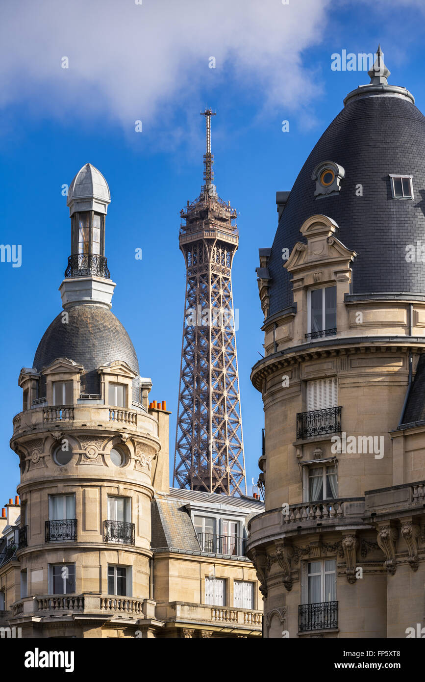 Haut de la Tour Eiffel entre encadrée de tours d'immeubles haussmannien dans le 16ème arrondissement. Paris, France Banque D'Images