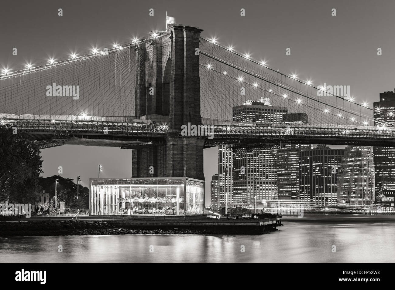 Pont de Brooklyn et carousel au crépuscule. La ville de New York avec les gratte-ciel du quartier financier de Manhattan. En Noir & Blanc Banque D'Images