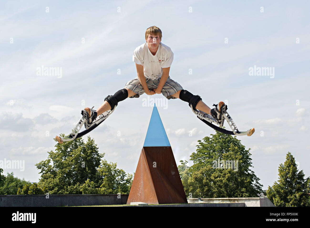 Sur un jeune homme Bottes de saut Banque D'Images