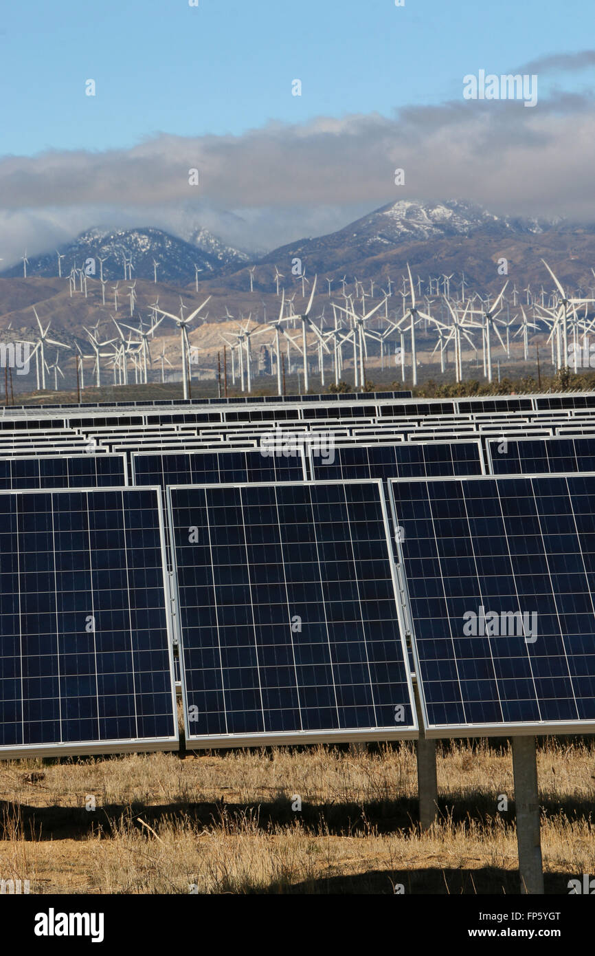 Panneaux solaires et éolienne production d'électricité près de Mojave en Californie Banque D'Images