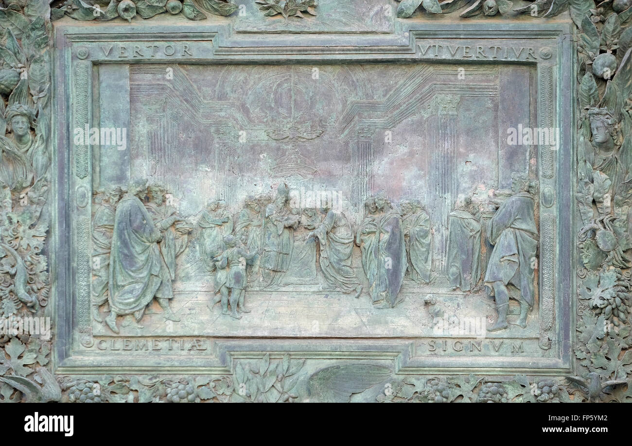 Présentation de Jésus au Temple, détail de la porte centrale de la cathédrale Sainte Marie de l'assomption de Pise, Italie Banque D'Images