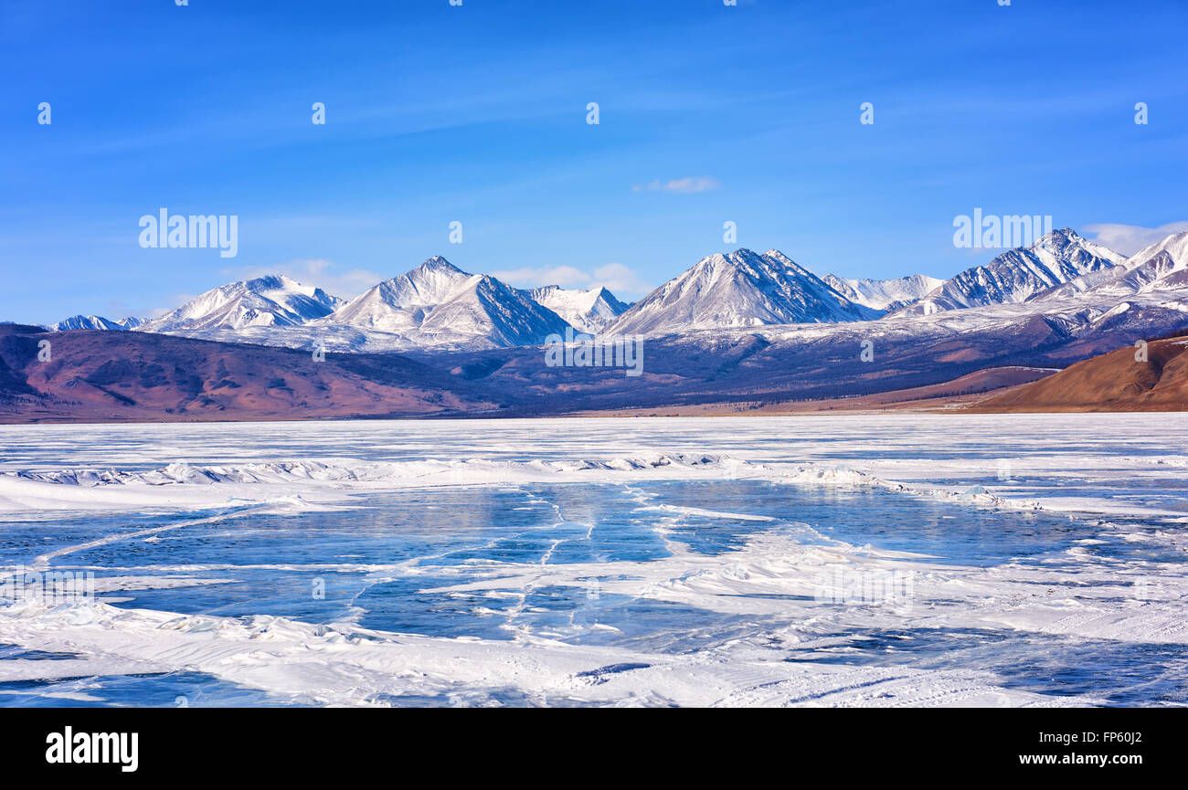 Vue sur les montagnes des Sayanes de lac Hovsgol . La Mongolie Banque D'Images