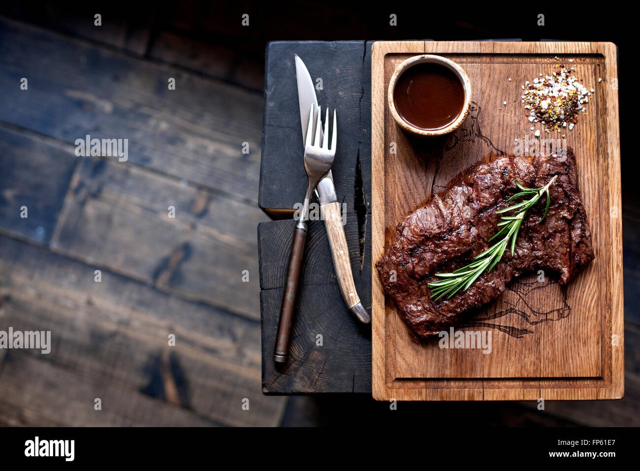 Beefsteak. Pièce de boeuf grillé au barbecue mariné dans les épices et