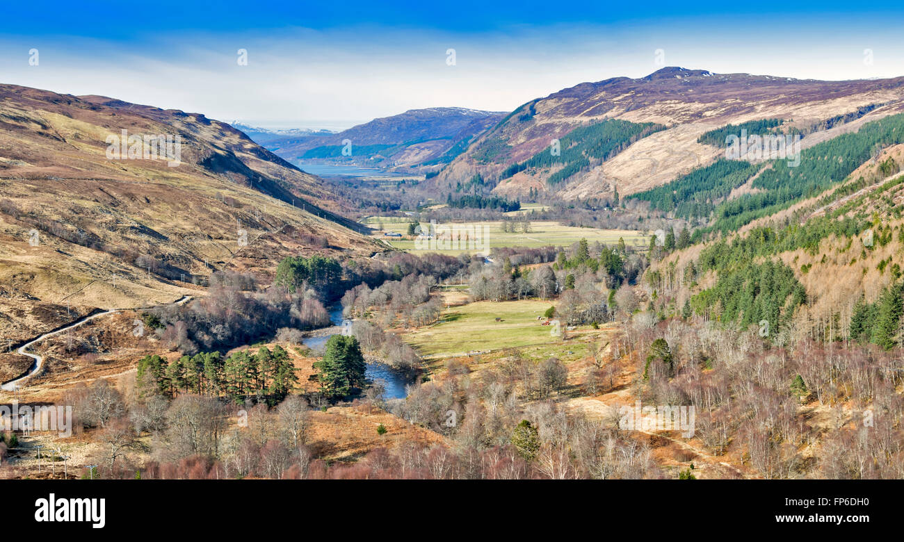 DUNDONNELL CÔTE OUEST DE L'ÉCOSSE À LA RECHERCHE VERS LE BAS en direction de la rivière et les gorges de CORRIESHALLOCH DROMA Banque D'Images