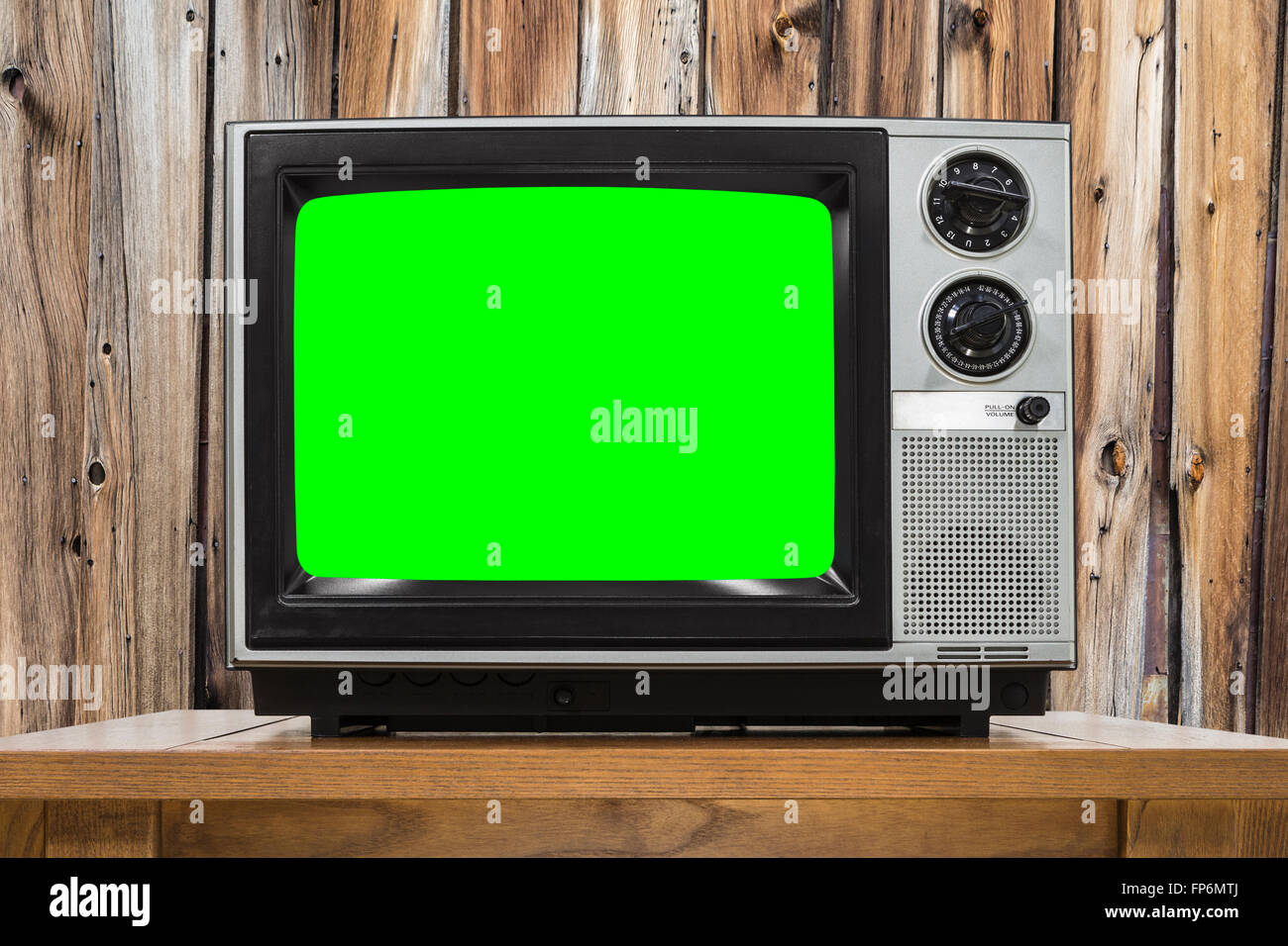 La télévision analogique sur le mur en bois et incrustation couleur écran vert. Banque D'Images