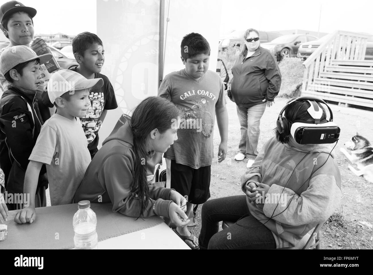 Les enfants autochtones aux prises avec des jeux virtuels dans le Nord de la Baie James, Québec Canada Banque D'Images