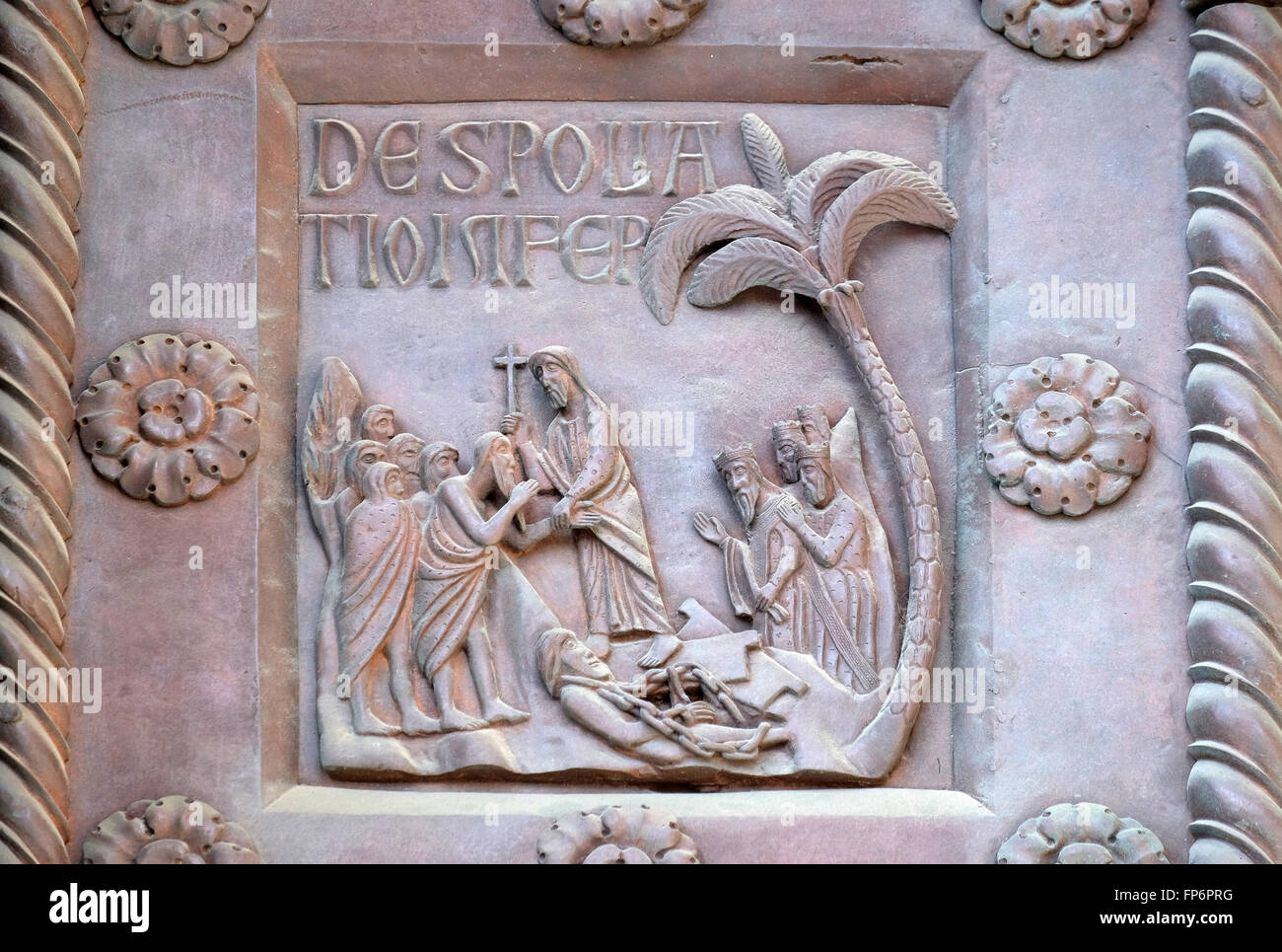 Détail de la porte San Ranieri de la cathédrale Sainte Marie de l'assomption de Pise, Italie Banque D'Images