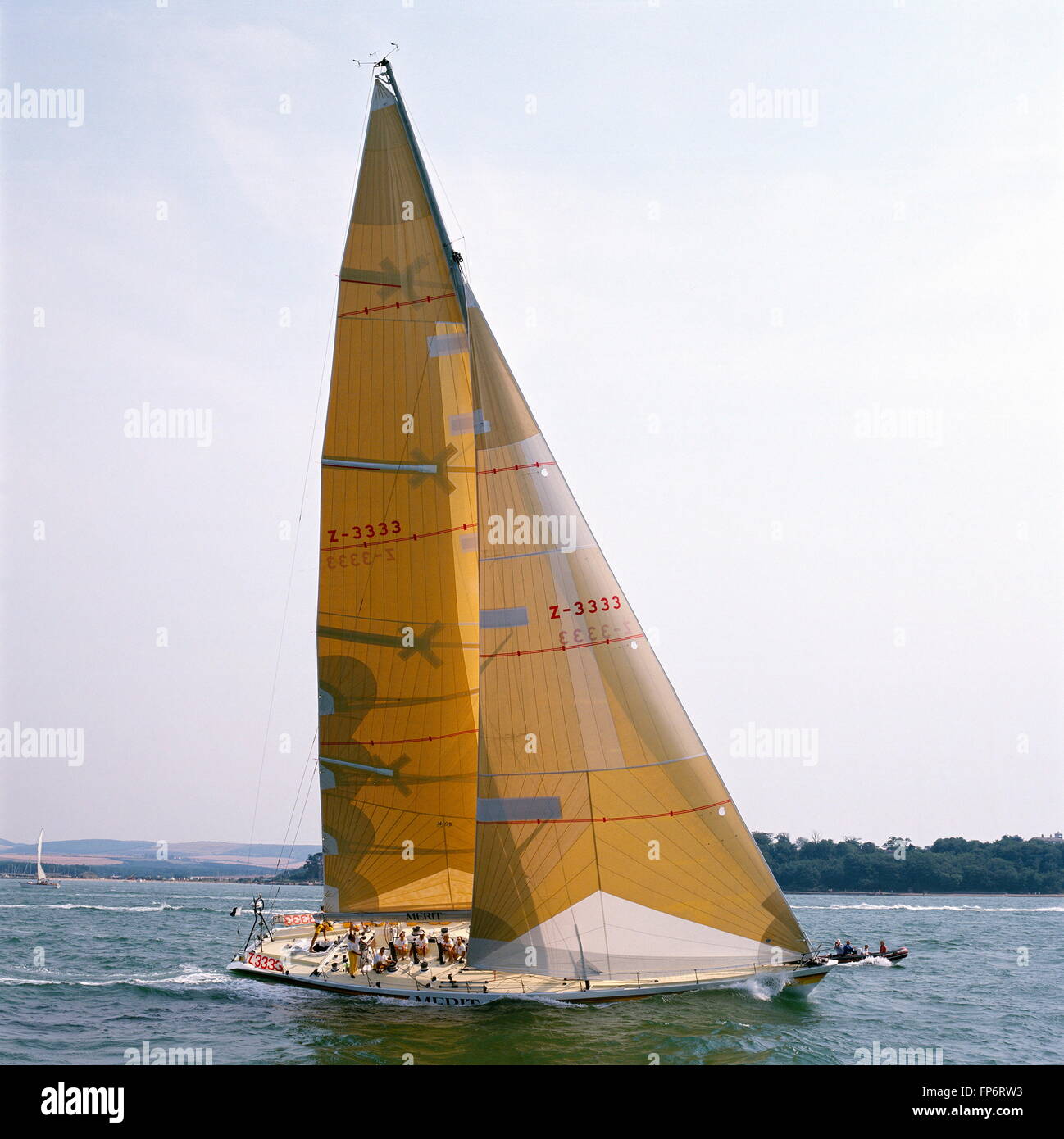 AJAXNETPHOTO. 1989. SOLENT, en Angleterre. FASTNET YACHT RACE - YACHT SUISSE MÉRITE SKIPPÉ PAR PIERRE FEHLMANN. BRUCE FARR CONÇU MAXI YACHT EST UNE RACE WHITBREAD ENTRÉE. photo:JONATHAN EASTLAND/AJAX REF:1989 MÉRITE Banque D'Images