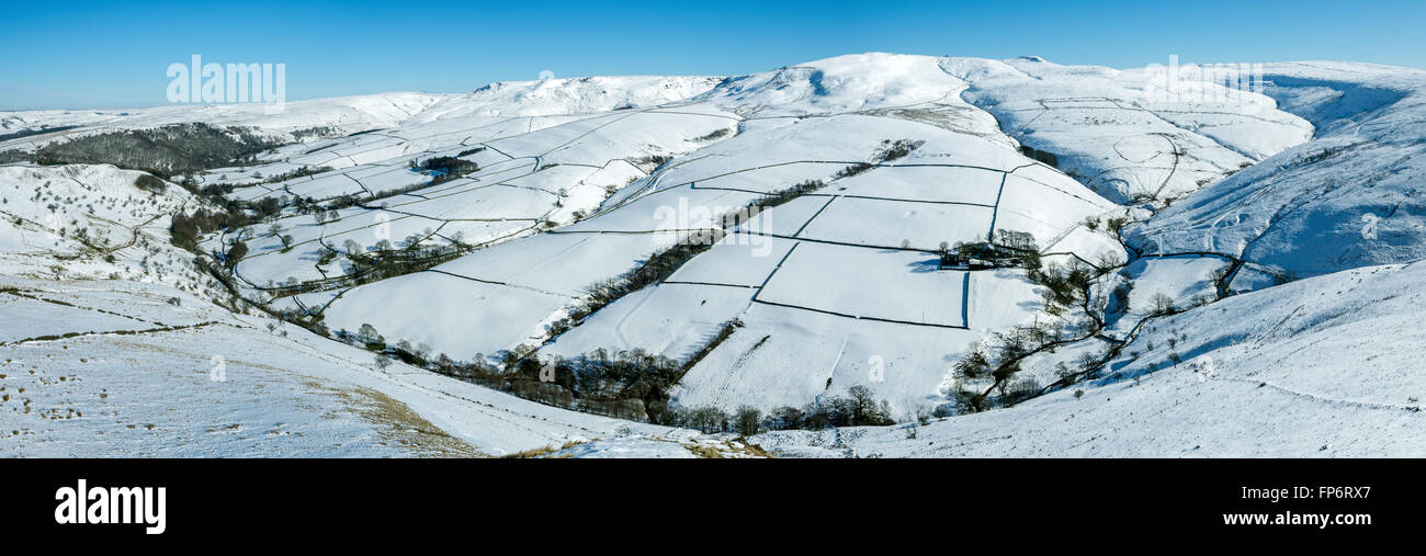 Le Kinder du scoutisme sur le plateau Sett Valley, près de Hayfield, Peak District, Derbyshire, Angleterre, Royaume-Uni. Montage de la crête de la famine. Banque D'Images