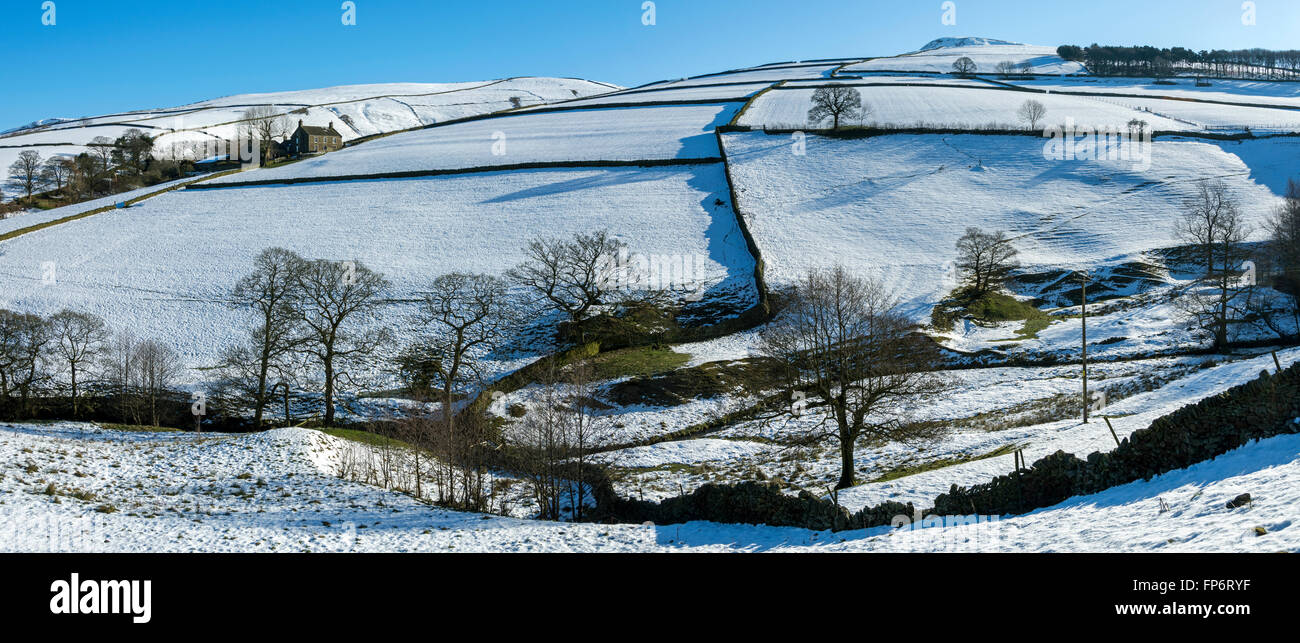 Le Kinder du scoutisme sur le plateau Sett Valley, près de Hayfield, Peak District, Derbyshire, Angleterre, Royaume-Uni. Montage de la crête de la famine. Banque D'Images