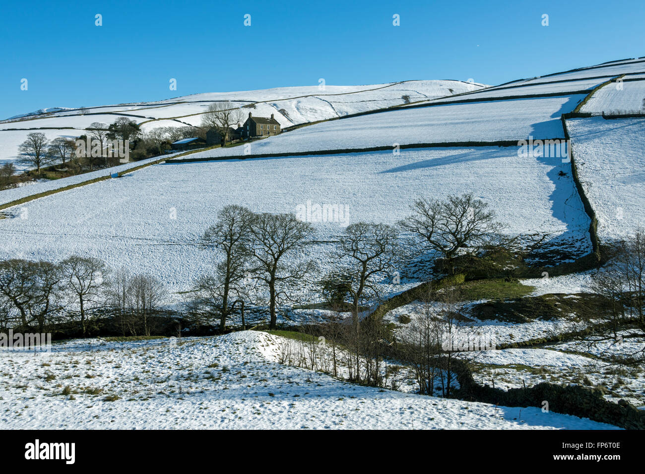 Le Kinder du scoutisme sur le plateau Sett Valley, près de Hayfield, Peak District, Derbyshire, Angleterre, Royaume-Uni. Montage de la crête de la famine. Banque D'Images