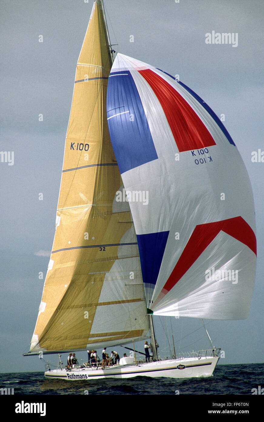 Nouvelles photos d'AJAX. Août 9th, 1989. PLYMOUTH, en Angleterre. - FASTNET RACE FIN - LA MAXI YACHT ROTHMANS skippé par LAURIE SMITH, franchit la ligne d'ARRIVÉE À LA FIN DE LA COURSE DE 605 MILLES DE PRENDRE 3e place derrière PETER BLAKE'S STEINLAGER. YACHT EST UNE ENTRÉE WHITBREAD. PHOTO:JONATHAN EASTLAND/AJAX REF:31217 35 Banque D'Images