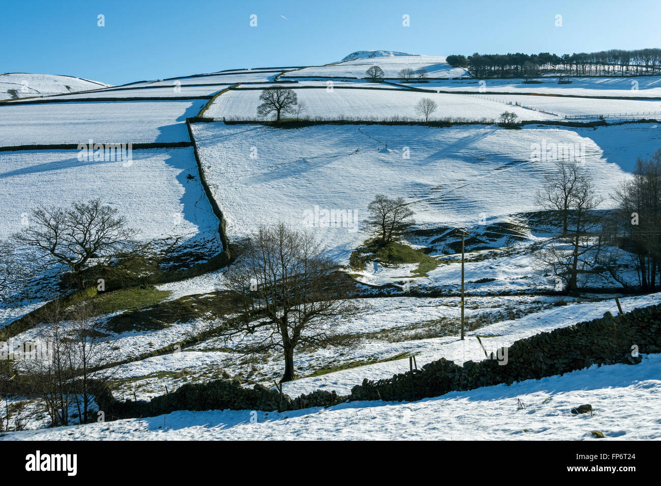 Le Kinder du scoutisme sur le plateau Sett Valley, près de Hayfield, Peak District, Derbyshire, Angleterre, Royaume-Uni. Montage de la crête de la famine. Banque D'Images