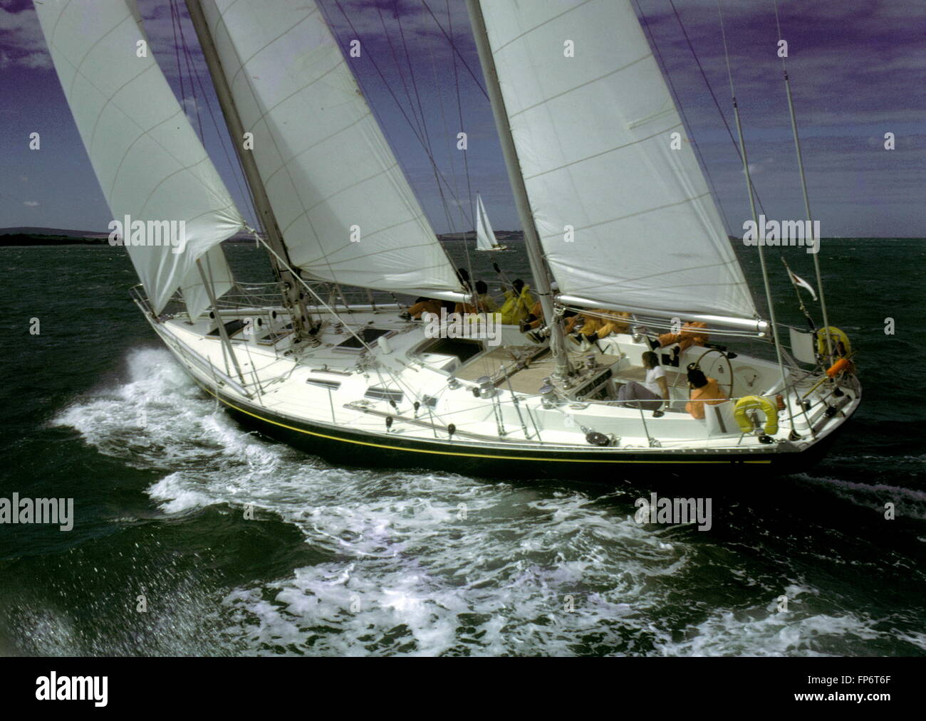 Nouvelles photos d'AJAX. 1973. SOLENT, ANGLETERRE - ENTRÉE RACE WHITBREAD SAYULA (MEX) SKIPPÉ PAR RAMON CARLIN AU DÉBUT DE LA Fastnet Race. Location de l'ENSEMBLE A ÉTÉ LAURÉAT DU HANDICAP WHITBREAD ROUND THE WORLD RACE EN 1974. PHOTO:JONATHAN EASTLAND/AJAX REF:300516 Banque D'Images