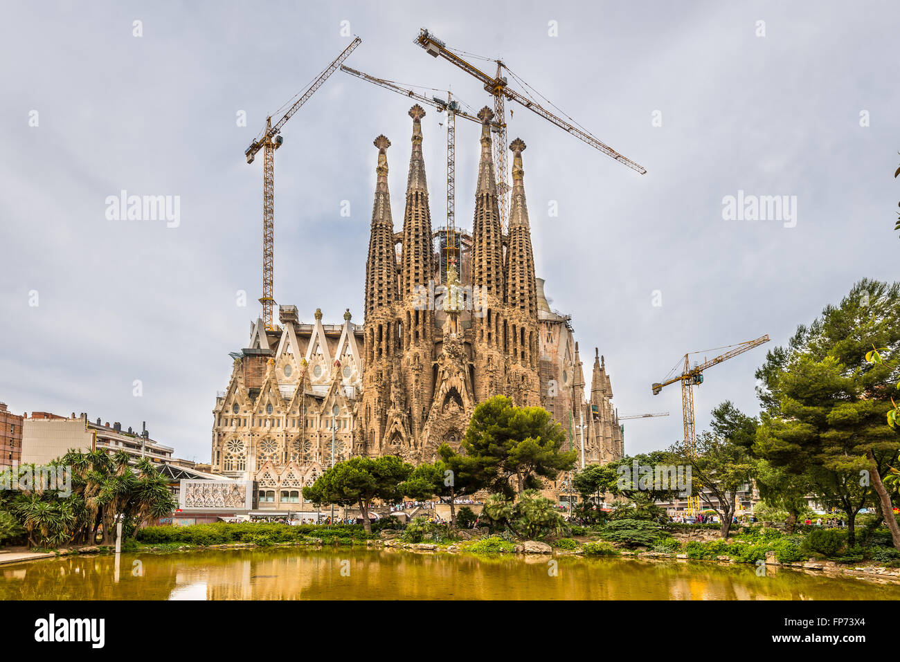 Sagrada Familia Temple reconstruit et reconstruit par temps nuageux - Barcelone, Espagne. Banque D'Images