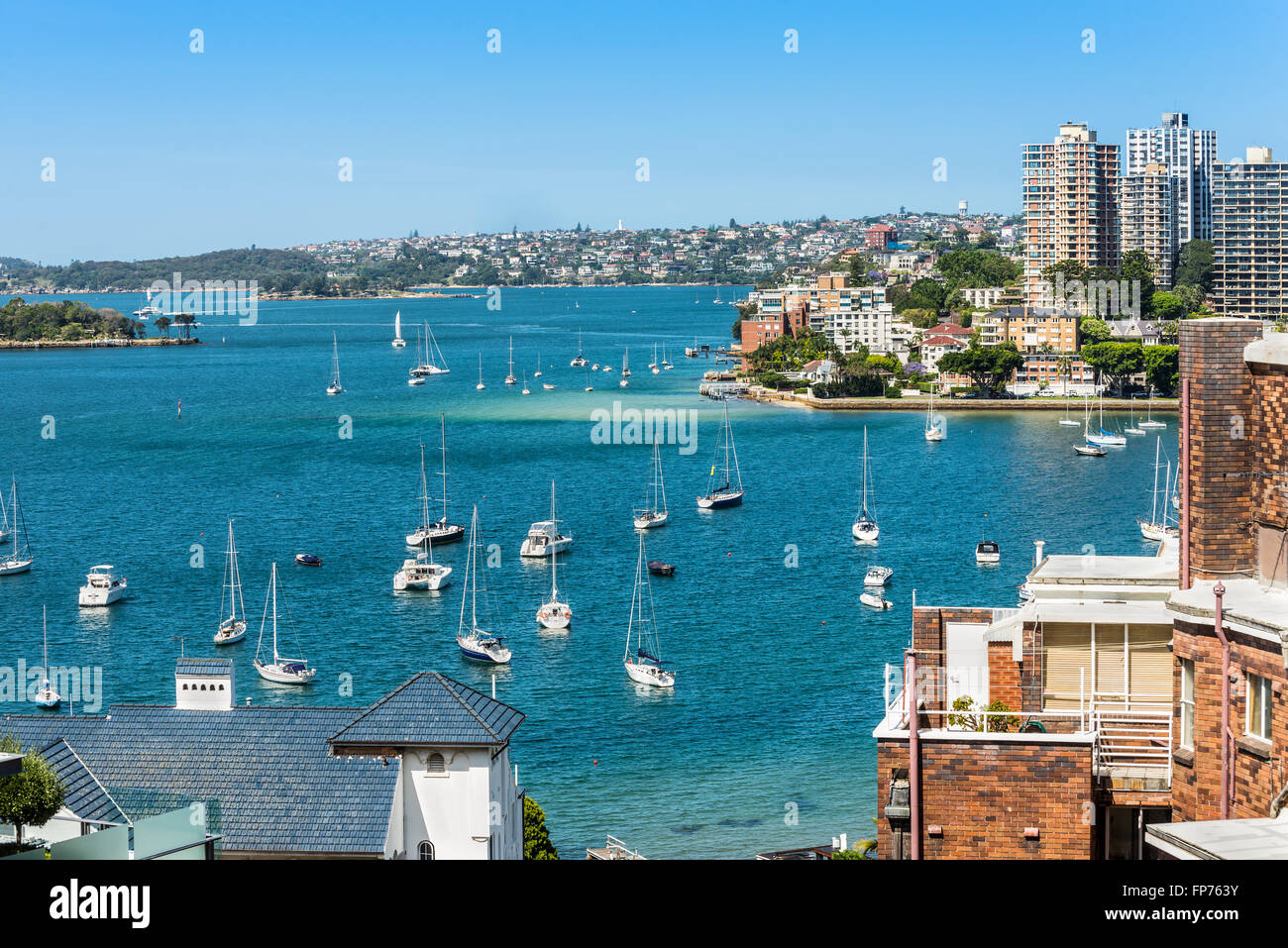 La vue sur le port de Sydney à partir de la chambre haute dans le Macleay Hotel Sydney. Banque D'Images