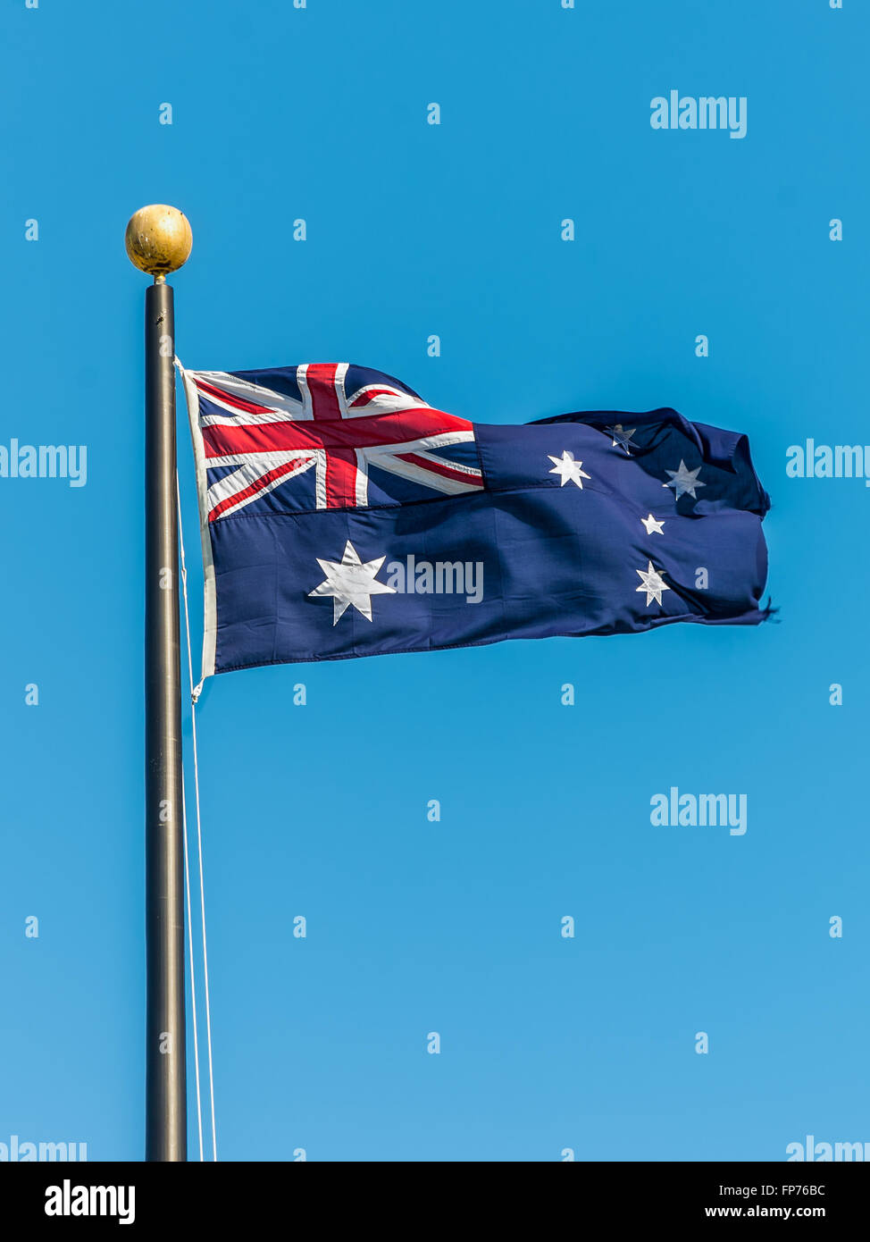 Le drapeau australien contre le ciel bleu clair Banque D'Images