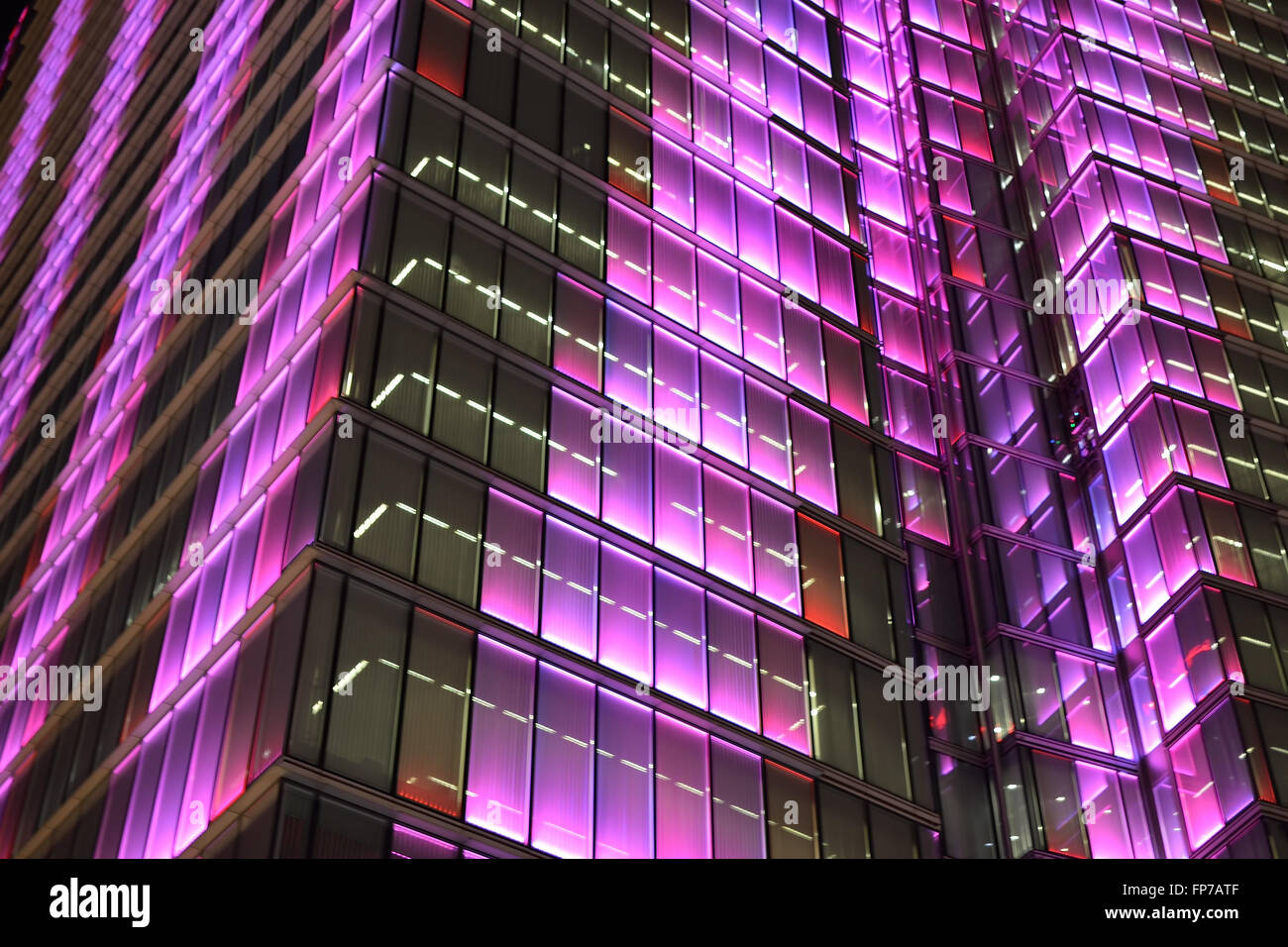 Place Charles Rogier au centre de la ville illuminée en soirée lors de fêtes de Noël le 4 décembre 2015 à Bruxelles, Belgi Banque D'Images