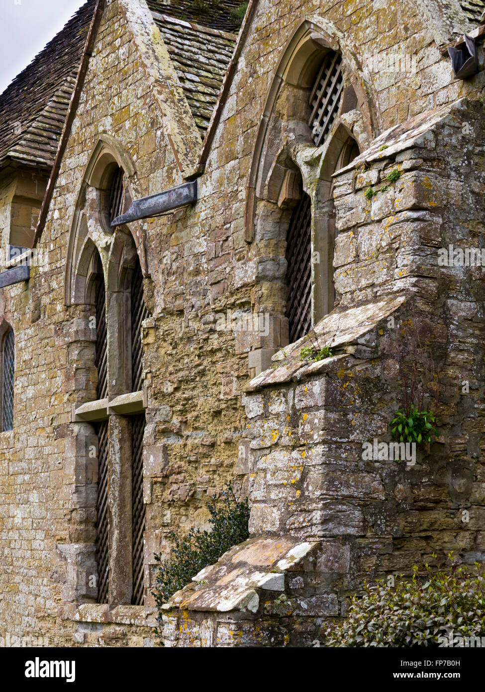 Extérieur de l'édifice médiéval en pierre et à l'énergie solaire windows Stokesay Castle près de Ludlow dans le Shropshire England UK Banque D'Images