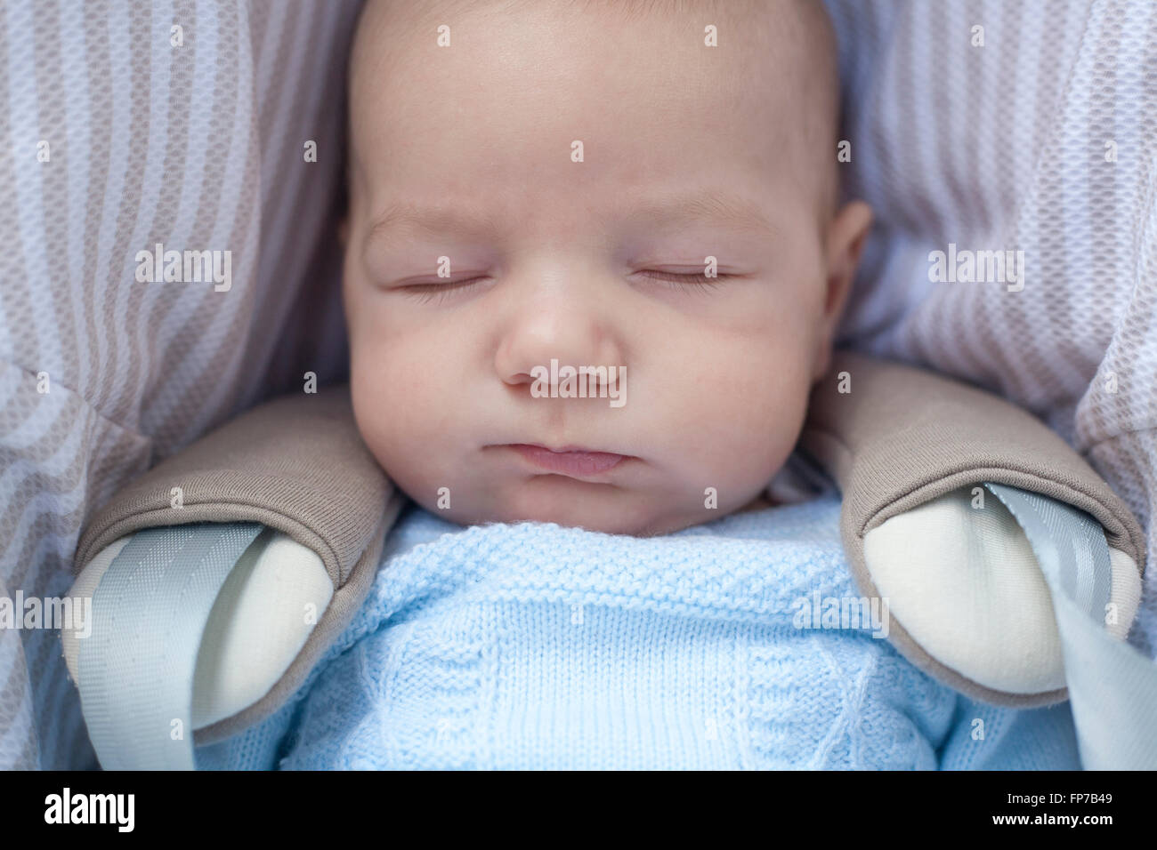 3 mois bébé garçon endormi dans sa poussette d'une journée ensoleillée Banque D'Images