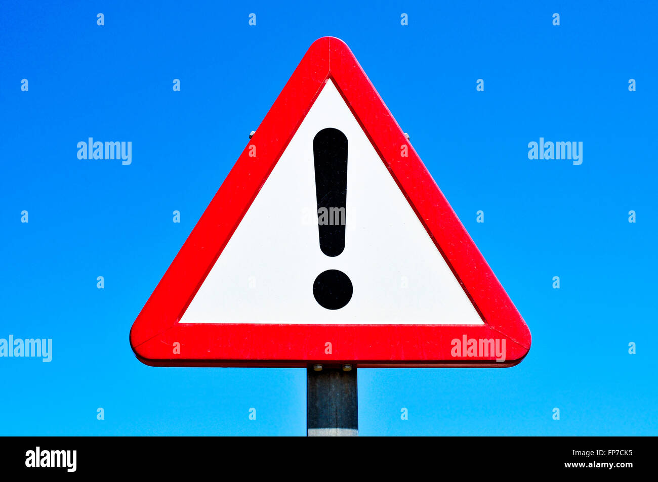Un Panneau De Circulation Triangulaire Avec Un Point D Exclamation Contre Le Ciel Bleu Photo Stock Alamy