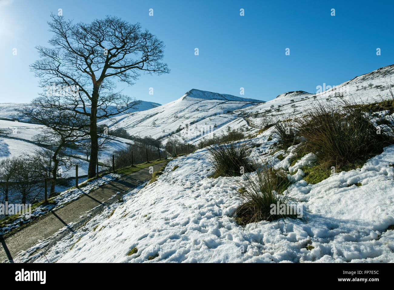Tête du sud et le mont de la Famine Sett Valley, près de Hayfield, Peak District, Derbyshire, Angleterre, Royaume-Uni. Banque D'Images
