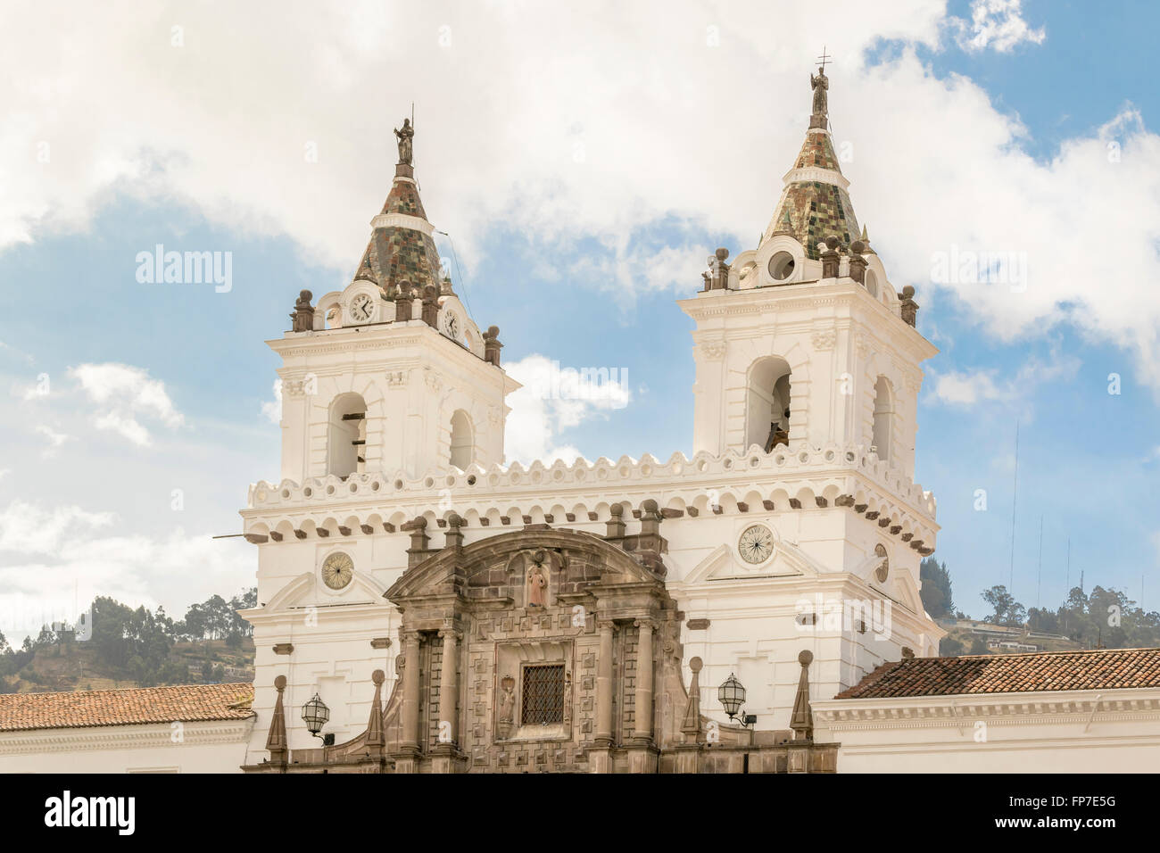Portrait de l'ancienne église catholique de San Francisco situé dans le centre historique de Quito en Équateur. Banque D'Images
