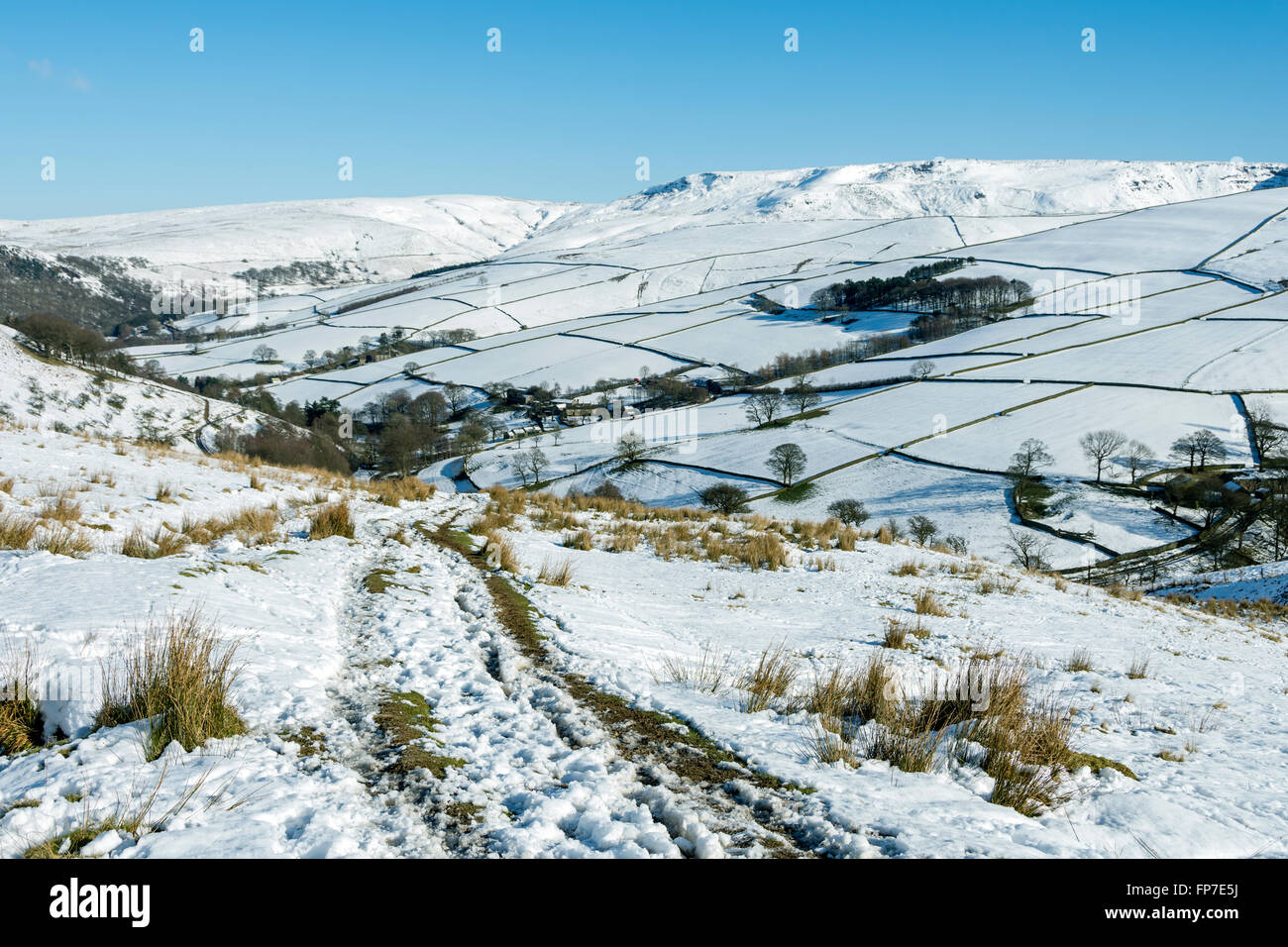 Le Kinder du scoutisme sur le plateau Sett Valley, près de Hayfield, Peak District, Derbyshire, Angleterre, Royaume-Uni. Montage de la crête de la famine. Banque D'Images