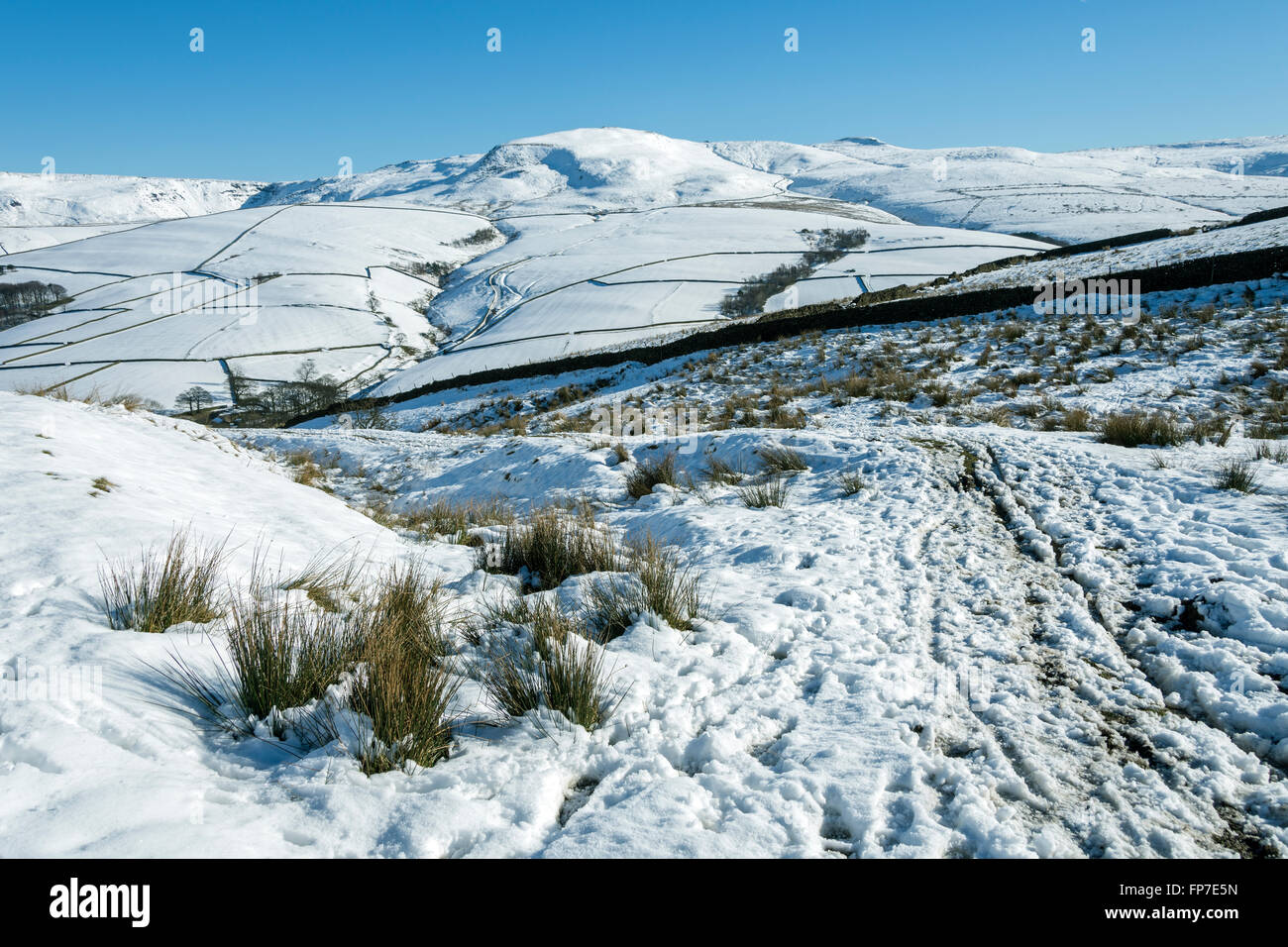 Le Kinder du scoutisme sur le plateau Sett Valley, près de Hayfield, Peak District, Derbyshire, Angleterre, Royaume-Uni. Montage de la crête de la famine. Banque D'Images