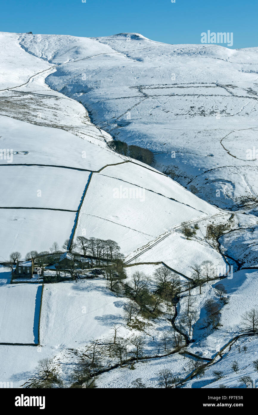 Le Kinder du scoutisme sur le plateau Sett Valley, près de Hayfield, Peak District, Derbyshire, Angleterre, Royaume-Uni. Montage de la crête de la famine. Banque D'Images