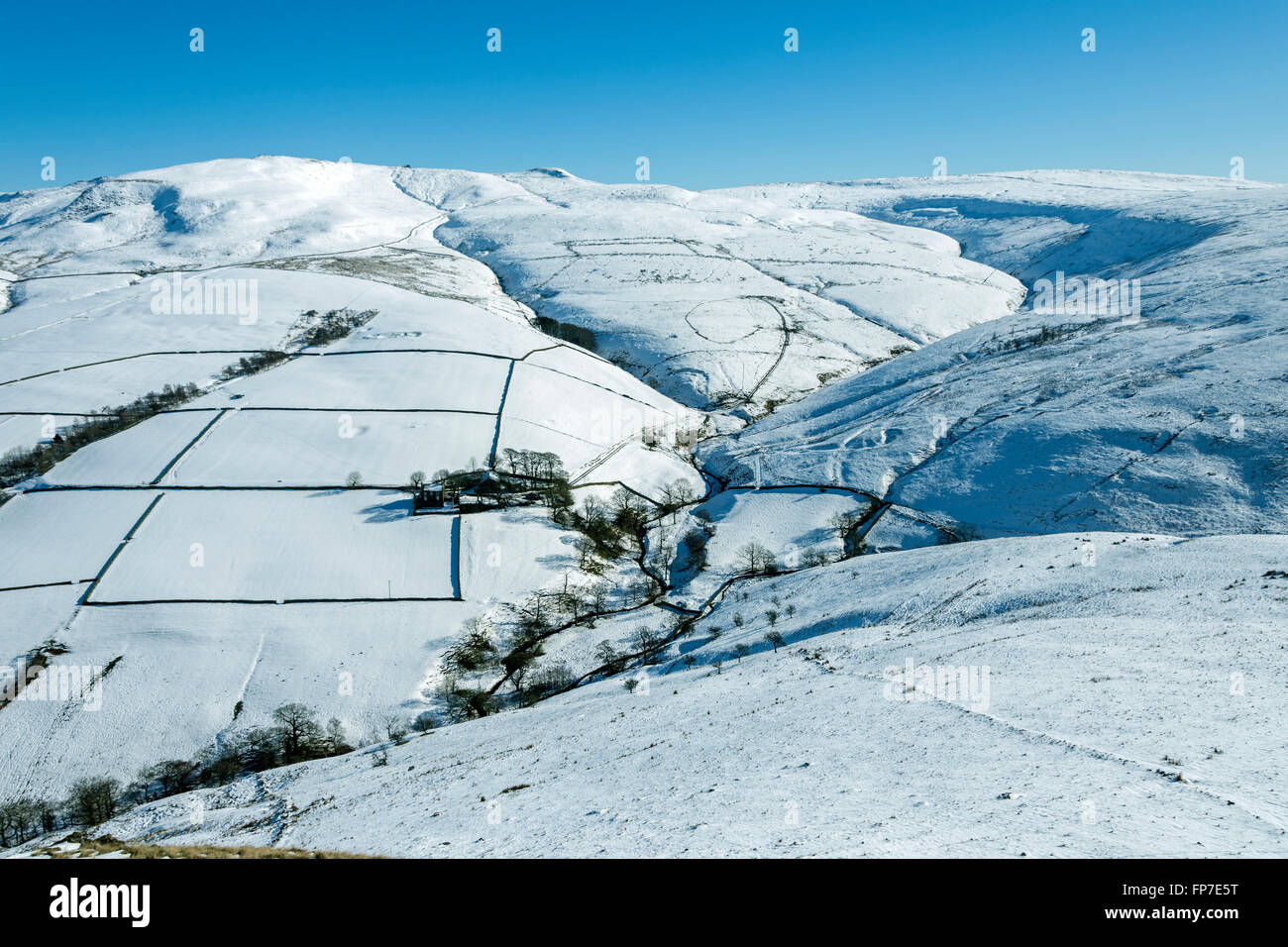 Le Kinder du scoutisme sur le plateau Sett Valley, près de Hayfield, Peak District, Derbyshire, Angleterre, Royaume-Uni. Montage de la crête de la famine. Banque D'Images
