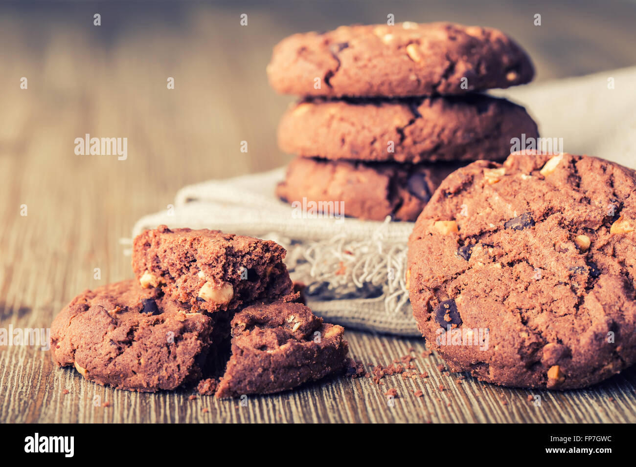 Biscuit chocolat cookies. Cookies au chocolat blanc sur la serviette sur le linge de table en bois. Banque D'Images