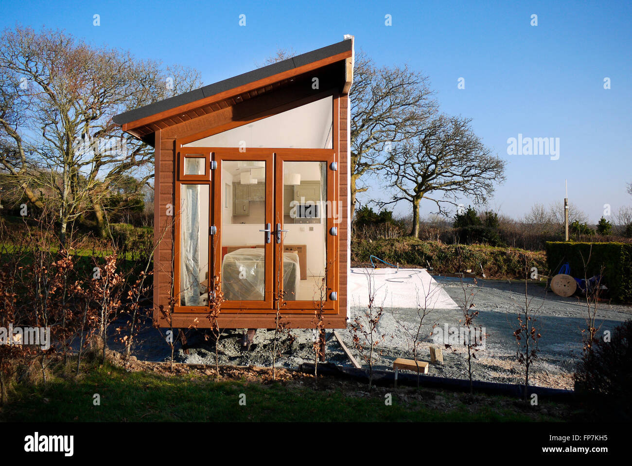 Une maison mobile statique étant placé sur un caravan park dans le Devon, Royaume-Uni. Banque D'Images