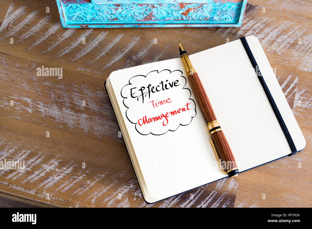 Effet rétro aux couleurs et image d'un stylo sur un ordinateur portable. Texte manuscrit Gestion du temps efficace comme concept d'entreprise de droit Banque D'Images