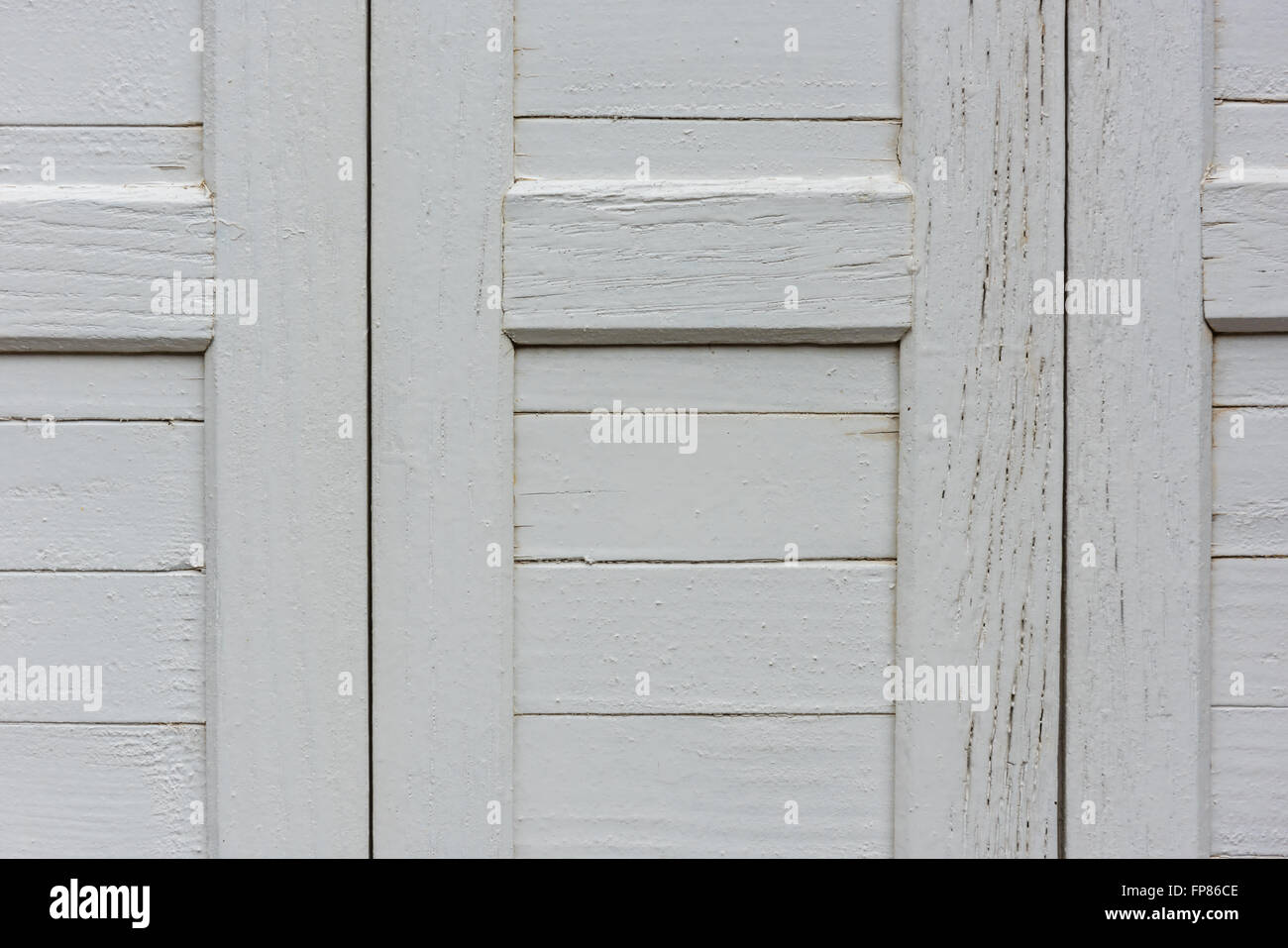 Fenêtre avec volets en bois beige fermé. fond photo Banque D'Images
