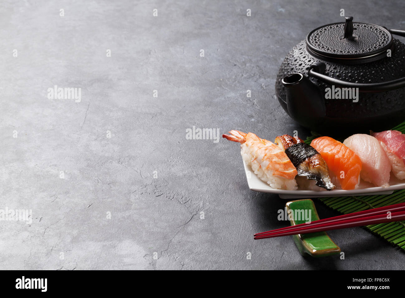 Ensemble de sushi et thé vert sur table en pierre. Voir with copy space Banque D'Images