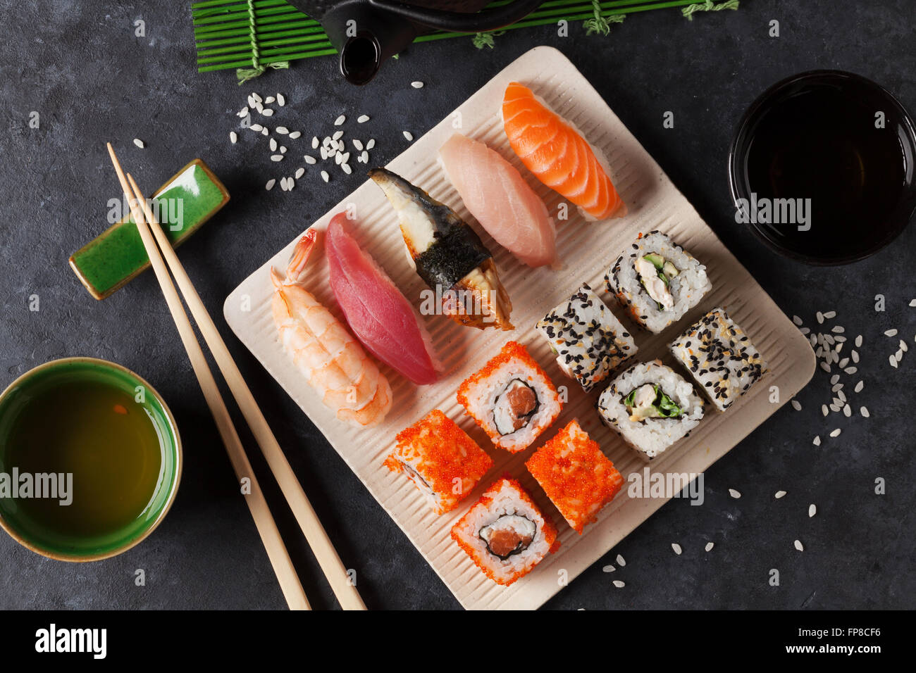 Ensemble de sushi, maki et thé vert sur table en pierre. Vue d'en haut Banque D'Images