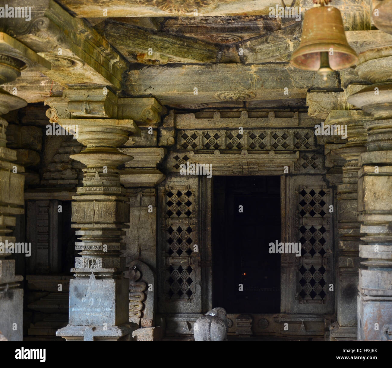 Vue de l'intérieur du mandapa Nandi finement sculptés avec des piliers en pierre de basalte de Mahadev Temple à Tambdi Surla, Sanguem, Goa Banque D'Images